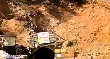 Krom madeninde meydana gelen göçükte 2 işçi mahsur kaldı