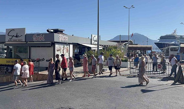 Kruvaziyer gemisi bin 769 yolcu 733 mürettebatlı Alanya'ya demirledi