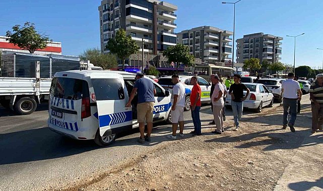 Kucağına aldığı oğluyla yolun karşısına geçerken otomobil çarptı: 1'i ağır 2 yaralı
