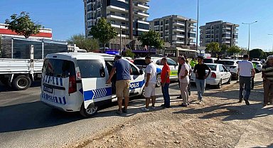 Kucağına aldığı oğluyla yolun karşısına geçerken otomobil çarptı: 1'i ağır 2 yaralı