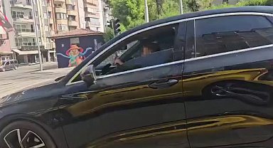 Küçük çocuğa trafikte otomobil kullandırdılar