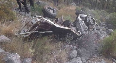 Küçükbaş hayvan yüklü kamyonet uçuruma yuvarlandı: 1 ölü
