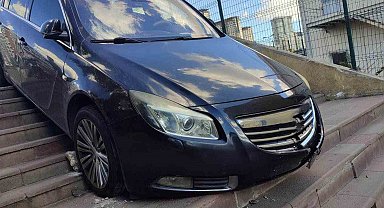 Küçükçekmece'de sürücü fark etmediği merdivenlerde asılı kaldı