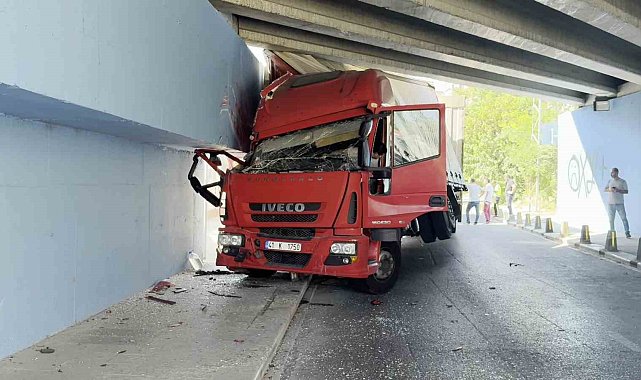 Küçükçekmece'de tır altgeçide sıkıştı