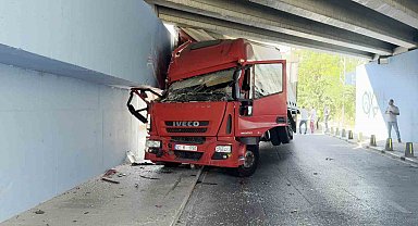 Küçükçekmece'de tır altgeçide sıkıştı