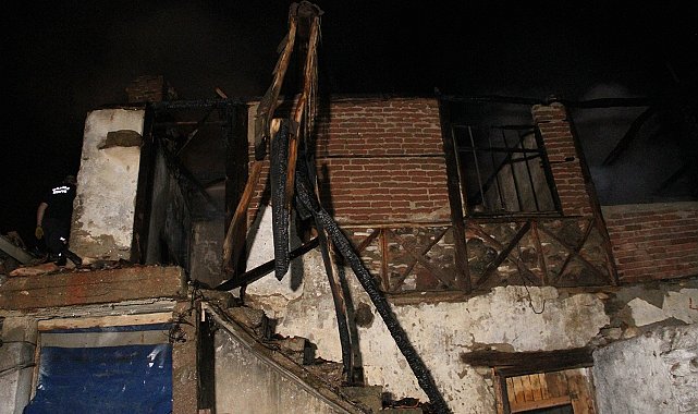 Kula'da gece saatlerinde yangın paniği