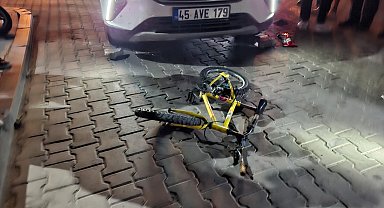 Kula'da otomobil ile bisiklet çarpıştı: 11 yaşındaki çocuk ağır yaralandı