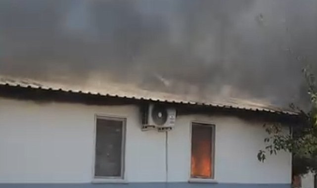 Kumluca'da yaşlı kadının yalnız yaşadığı ev yandı