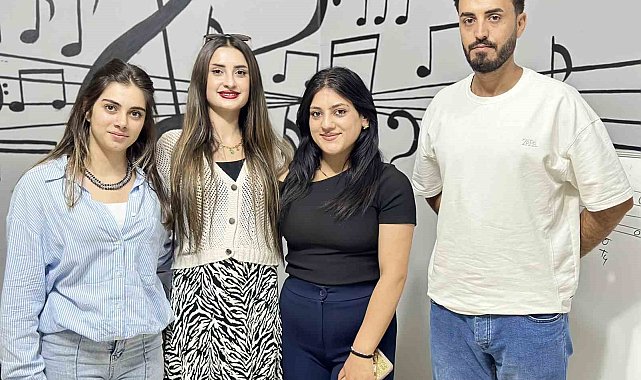Kurduğu müzik akademisinde öğrencilerini üniversiteye hazırlıyor