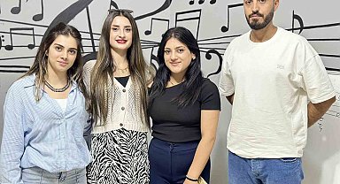 Kurduğu müzik akademisinde öğrencilerini üniversiteye hazırlıyor