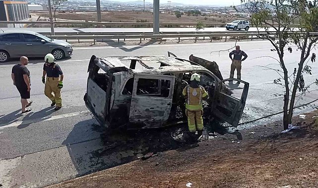 Kurtköy'de hafif ticari araç alev alev yandı