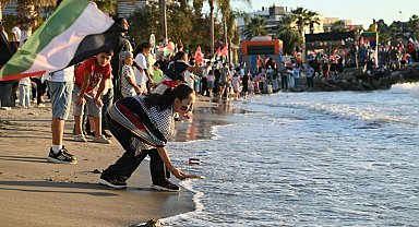 Kuşadası'nda 'Sumud Filosu'na' destek etkinliği yapıldı