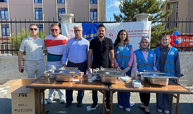 Kütahya AK Gençlik'ten yeni üniversite öğrencilerine çorba ikramı