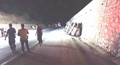 Kütahya'da asit yüklü tanker devrildi: 1 yaralı