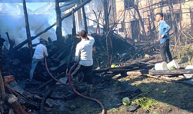 Kütahya'da otomobil patladı, çıkan yangında 3 ev kül oldu