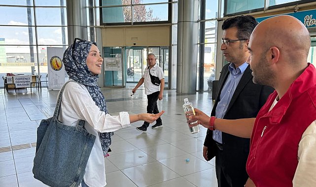 Kütahya'ya gelen üniversite öğrencilerine otogarda sıcak karşılama