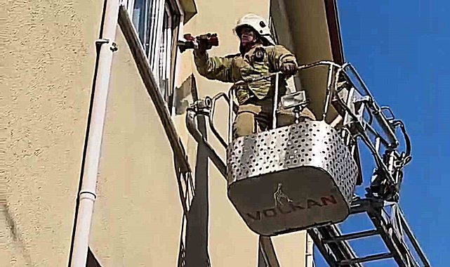 Lavaboda felaşan şahıs, evin camı kırılarak kurtarıldı