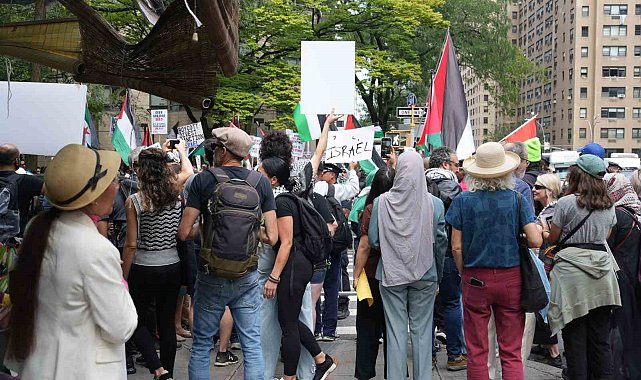 Liderler BM'de hitap ederken BM çevresinde Filistin protestosu