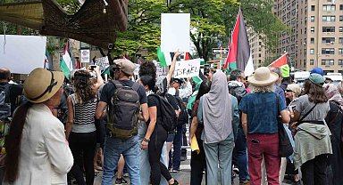 Liderler BM'de hitap ederken BM çevresinde Filistin protestosu