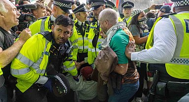 Londra'da düzenlenen Filistin'e destek gösterisinde 890 kişi gözaltına alındı