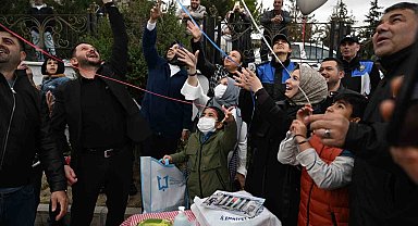Lösemi hastalığını atlatan Talha Sıraç polis ağabeyleriyle balon uçurdu