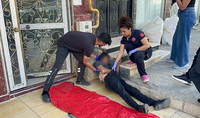 Madde bağımlısı kaldırıma yığılıp kaldı