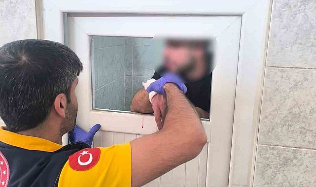Madde krizine giren kişi caminin tuvalet camlarını parçaladı