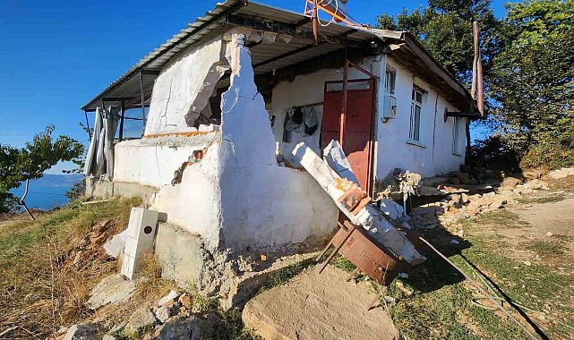 Maden ocağı yakınında oluşan yarıklar evi ikiye böldü