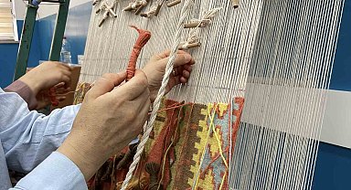 Makineyle bir günde üretilirken, alıcılar el işçiliği kilimler için 1 yıl beklemeyi göze alıyor