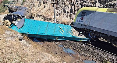 Malatya'da iki yük treni kafa kafaya çarpıştı: 1 yaralı