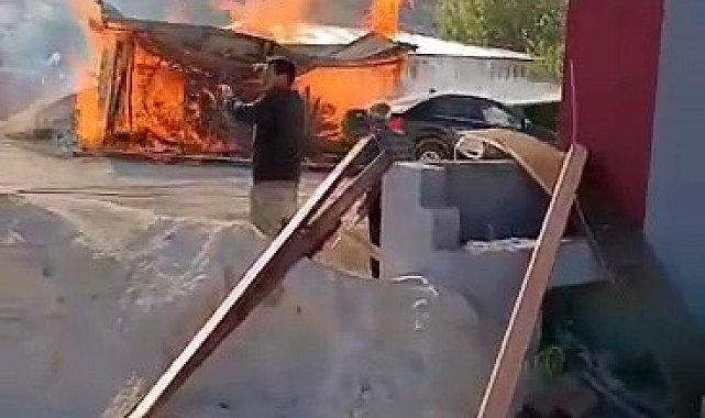 Malatya'da kereste deposunda korkutan yangın
