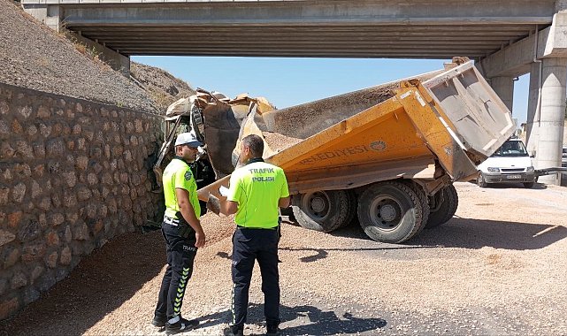 Malatya'da kontrolden çıkan hafriyat kamyonu istinat duvarına çarptı: 1 ölü