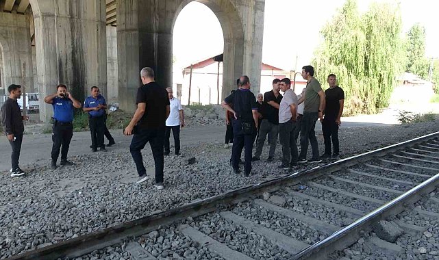 Malatya'da yük treninin çarptığı kişi hayatını kaybetti