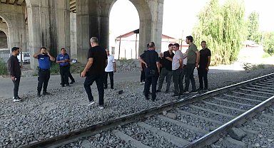 Malatya'da yük treninin çarptığı kişi hayatını kaybetti