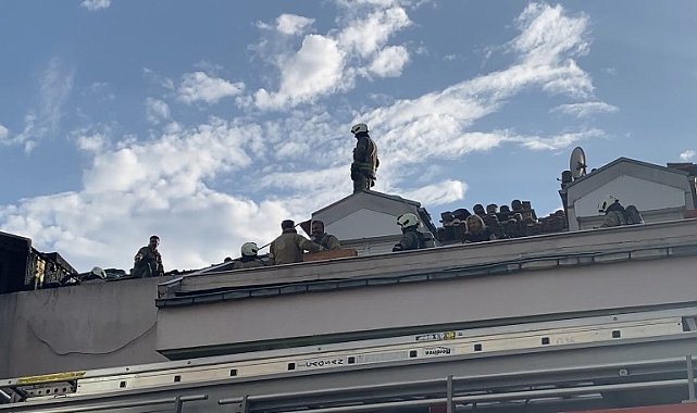 Maltepe'de 3 katlı binanın çatı katı alev alev yandı