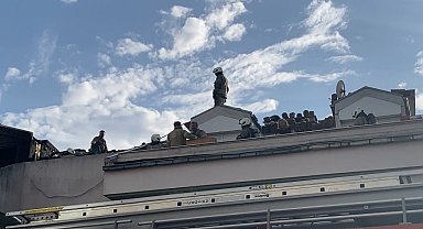 Maltepe'de 3 katlı binanın çatı katı alev alev yandı