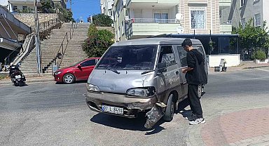 Manavgat'ta kamyonetle çarpışan motosikletin sürücüsü yaralandı