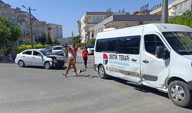 Manavgat'ta okul servisi ile otomobil çarpıştı: 2 yaralı
