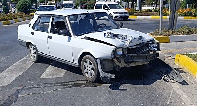 Manavgat'ta Tofaş otomobille çarpışan motosikletli ağır yaralandı