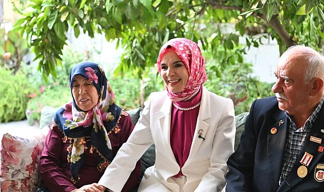 Manisa'da 48 yıllık evli çifte Bakan Göktaş'tan tebrik