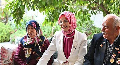 Manisa'da 48 yıllık evli çifte Bakan Göktaş'tan tebrik