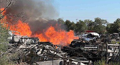 Manisa'da ahşap palet fabrikasında yangın