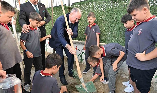 Manisa'da eğitim yılı fidan dikimiyle başladı