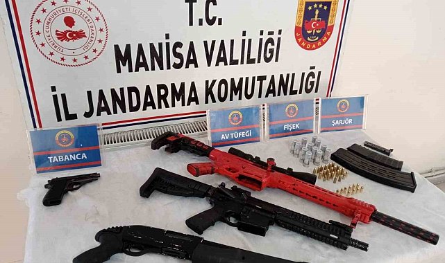 Manisa'da eğlence mekanlarından tabanca ve tüfek çıktı