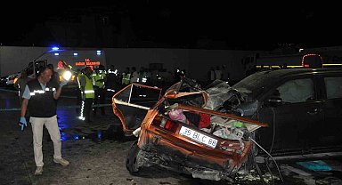 Manisa'da feci kazada otomobil ikiye bölündü: 1'i çocuk 5 ölü, 6 yaralı