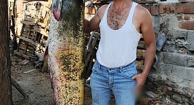 Manisa'da oltayla 2 metrelik yayın balığı yakaladı