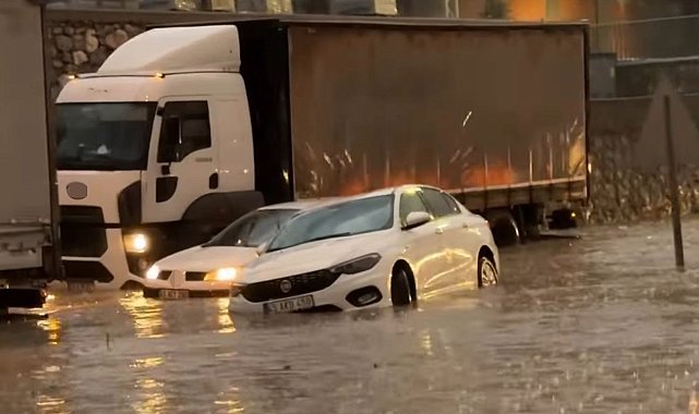 Manisa'da sağanak yağış sokakları göle çevirdi