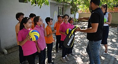 Manisa'da öğrencilere spor malzeme desteği