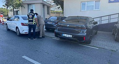 Mankene tahsis edilen araç 'resmi hizmete mahsustur' kartıyla trafiğe çıkmıştı, sürücüye ceza kesildi