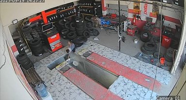 Mardin'de oto lastikçide çocuğun çukura düşme anı güvenlik kamerasına yansıdı